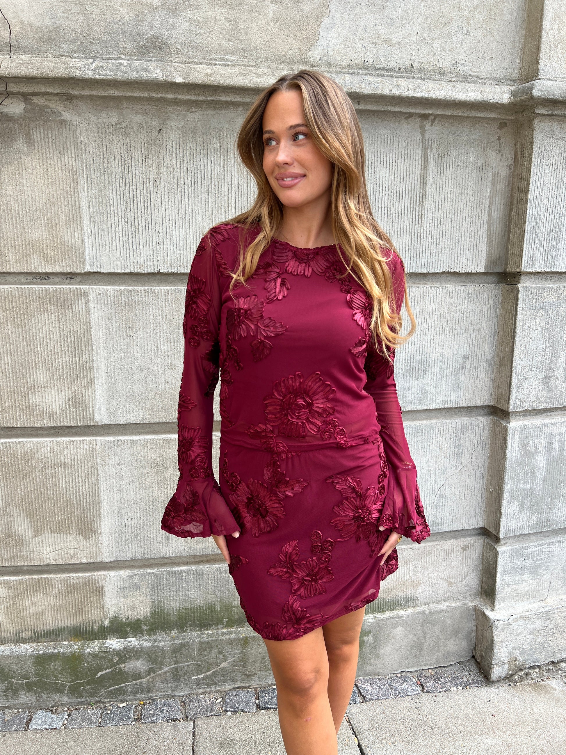 Model i Flam wine red blouse fra webshoppen Aaberg Copenhagen