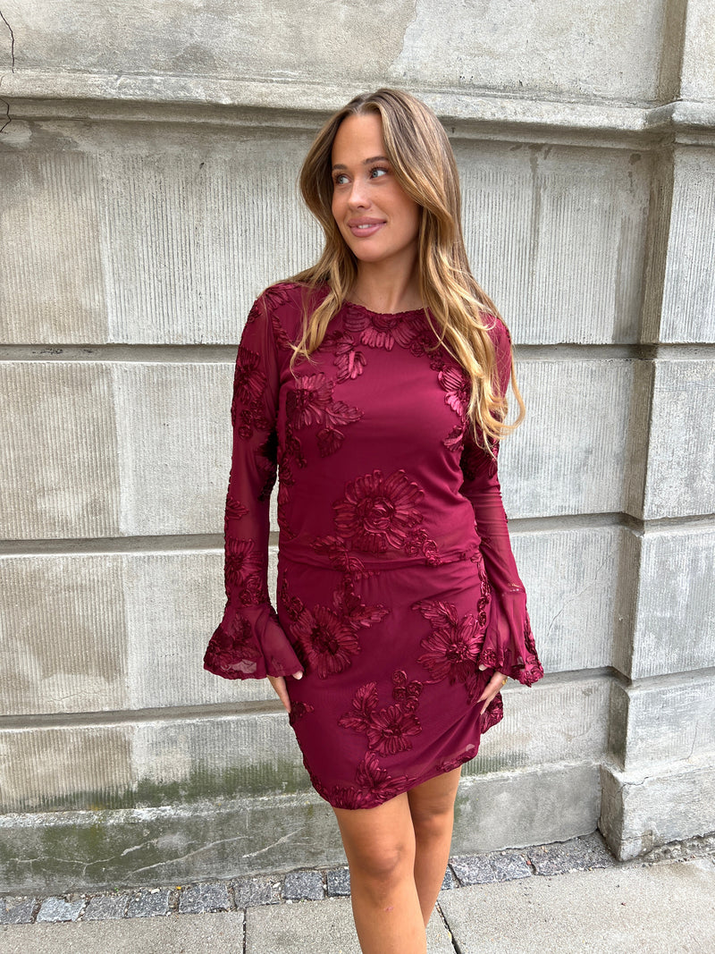 Model i Flam wine red blouse fra webshoppen Aaberg Copenhagen