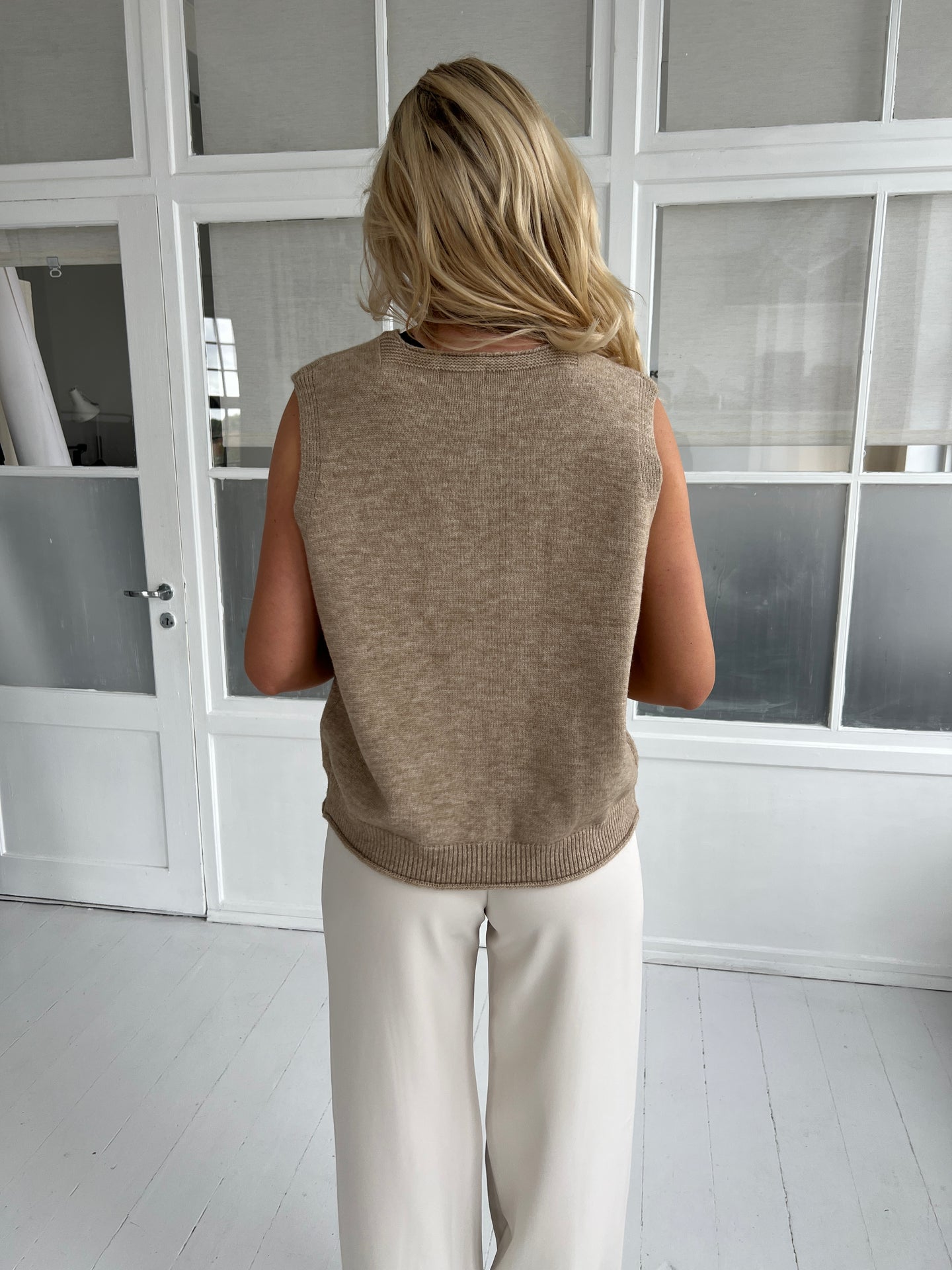 Azaka taupe dot vest fra webshoppen Aaberg Copenhagen