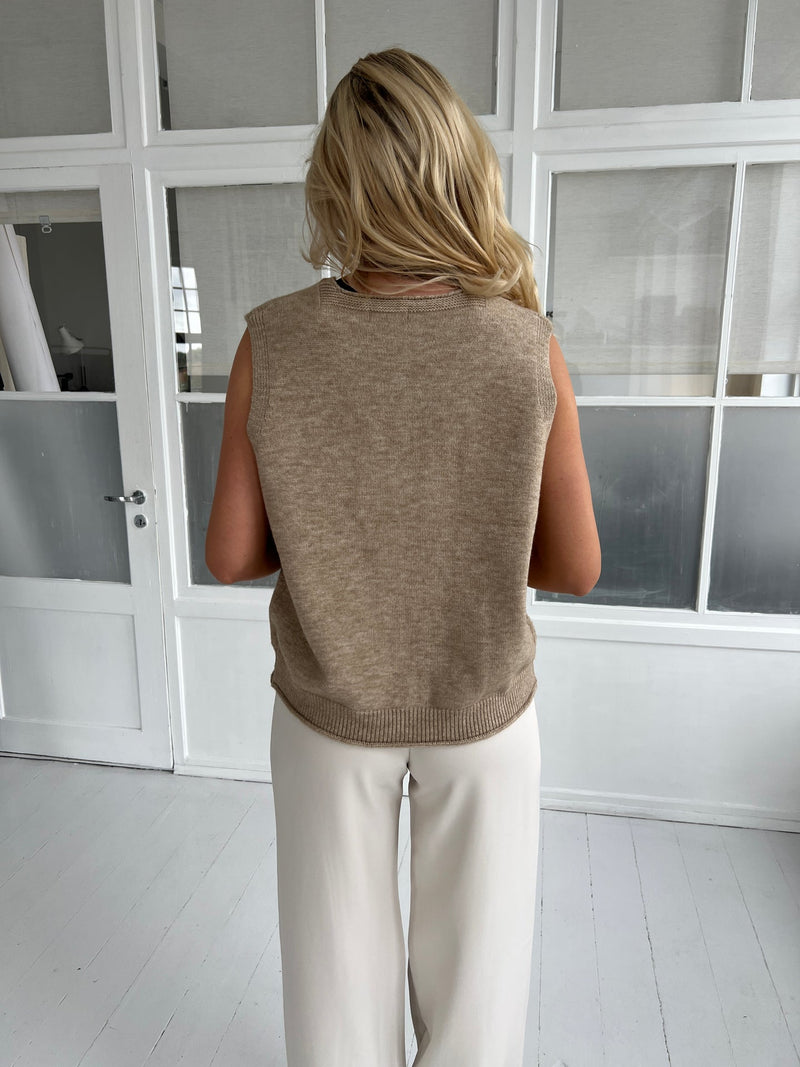 Azaka taupe dot vest fra webshoppen Aaberg Copenhagen