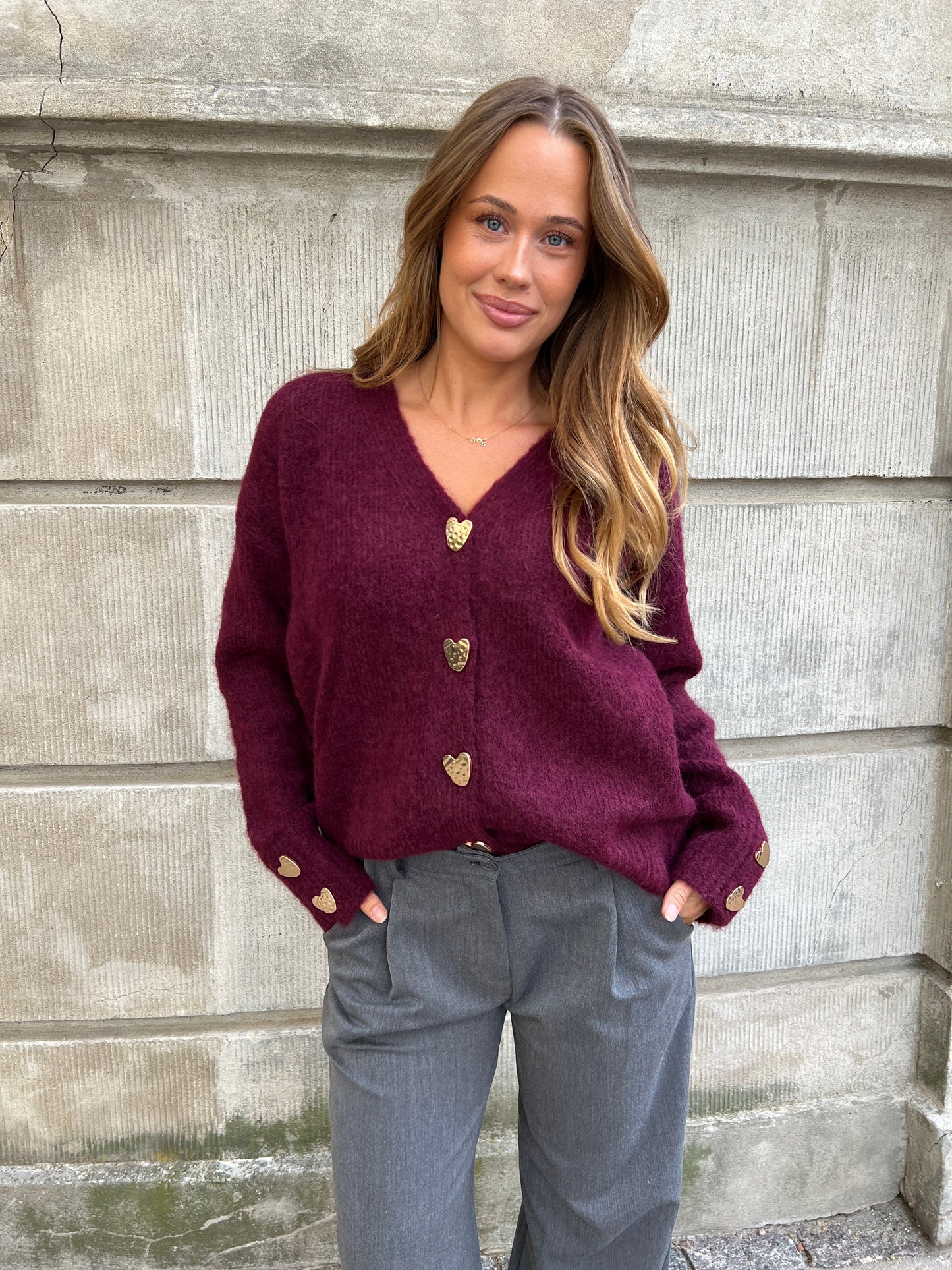 Model i Azaka bordeaux cardigan fra webshoppen Aaberg Copenhagen