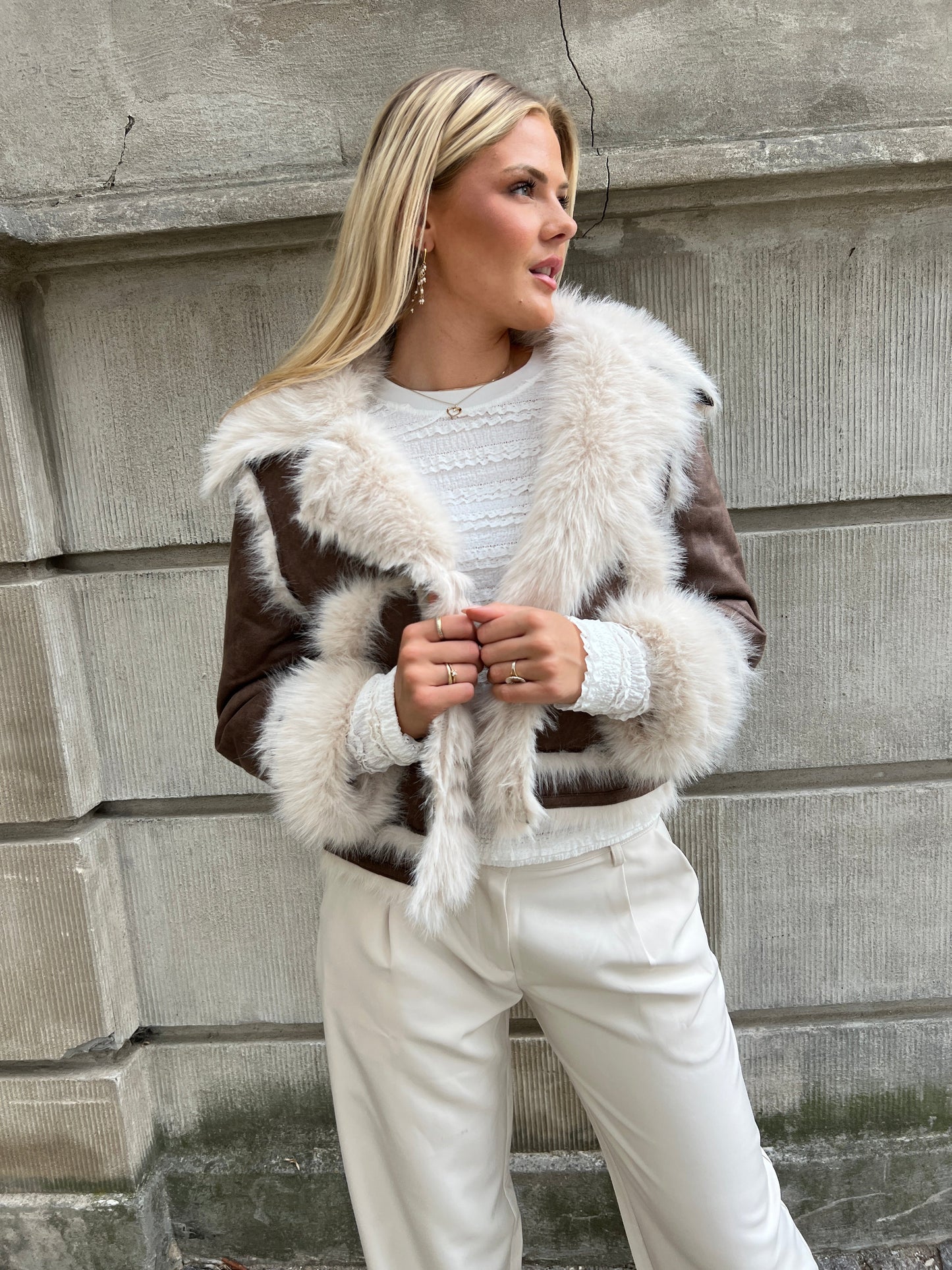 Model i Azaka brown fake fur jacket fra webshoppen Aaberg Copenhagen