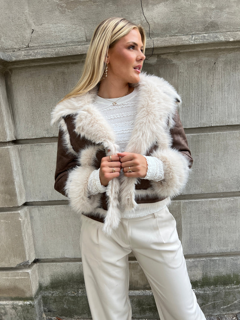 Model i Azaka brown fake fur jacket fra webshoppen Aaberg Copenhagen