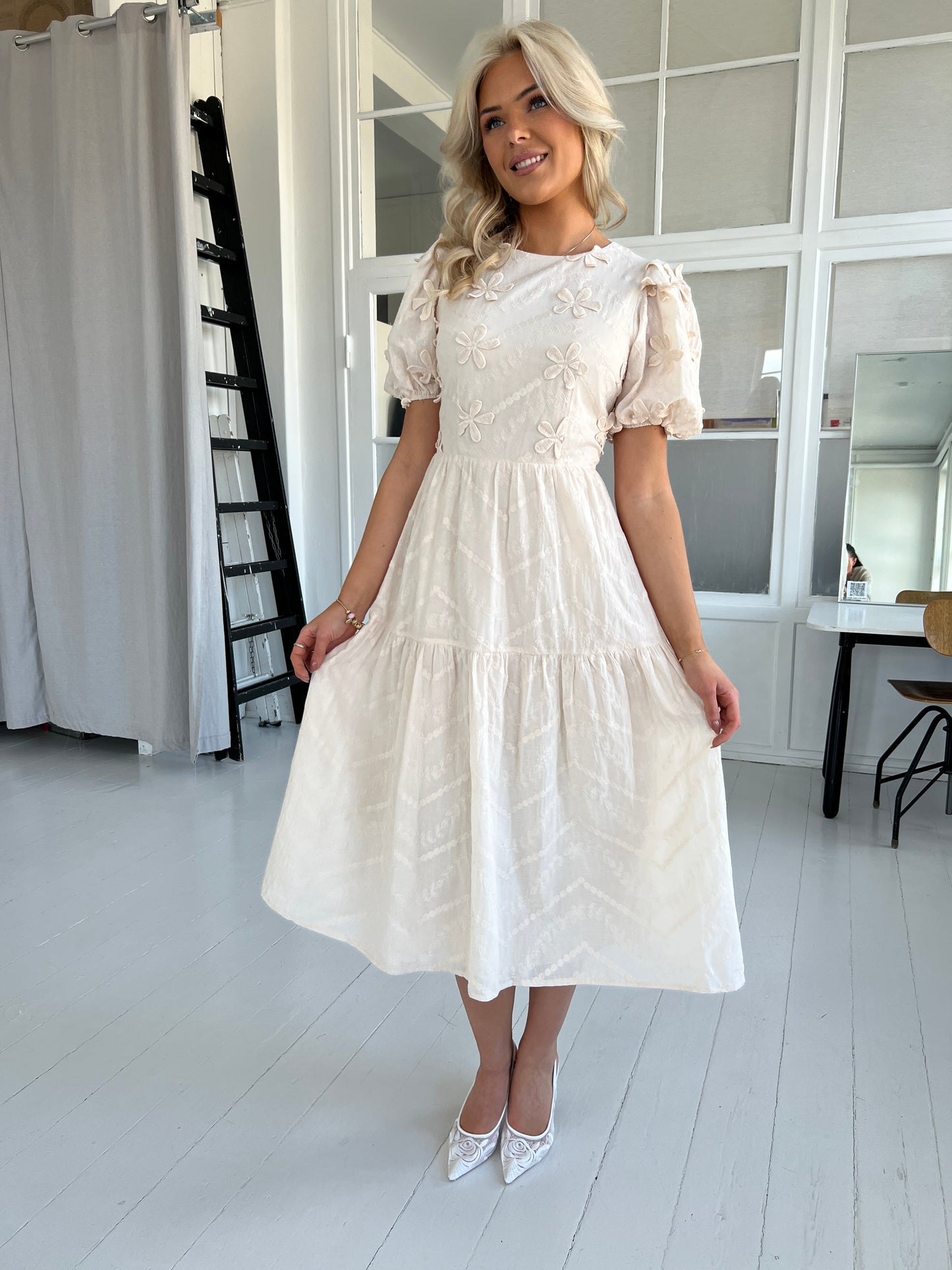 Elli White beige flower dress
