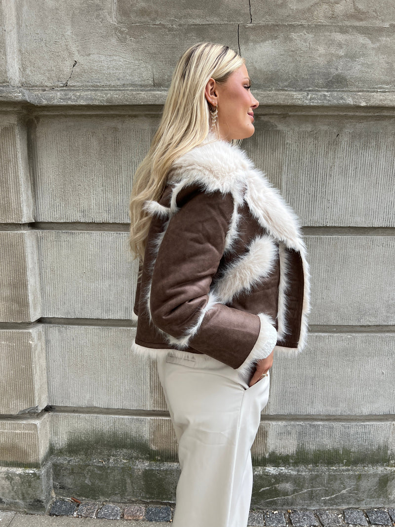 Model i Azaka brown fake fur jacket fra webshoppen Aaberg Copenhagen