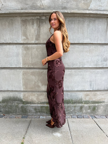 Model i Moocci dark brown dress fra webshoppen Aaberg Copenhagen