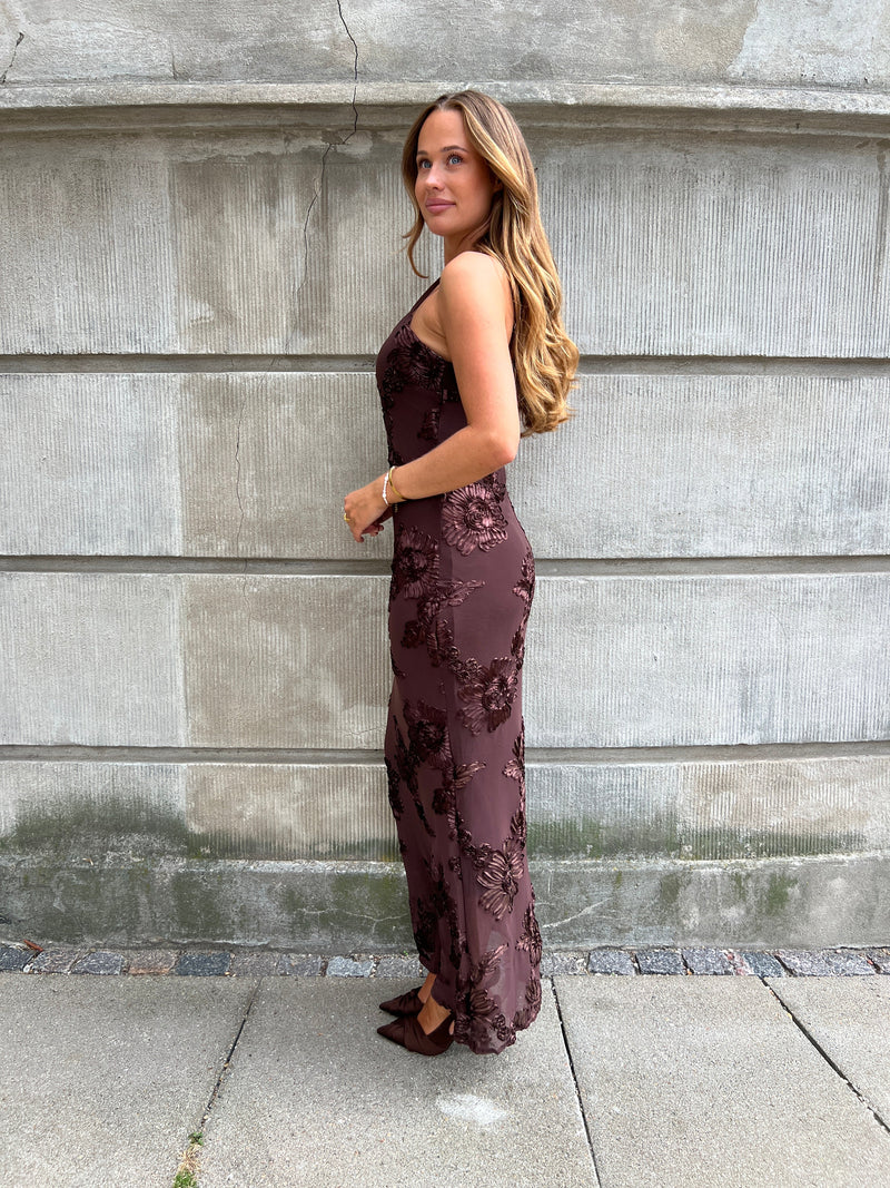 Model i Moocci dark brown dress fra webshoppen Aaberg Copenhagen