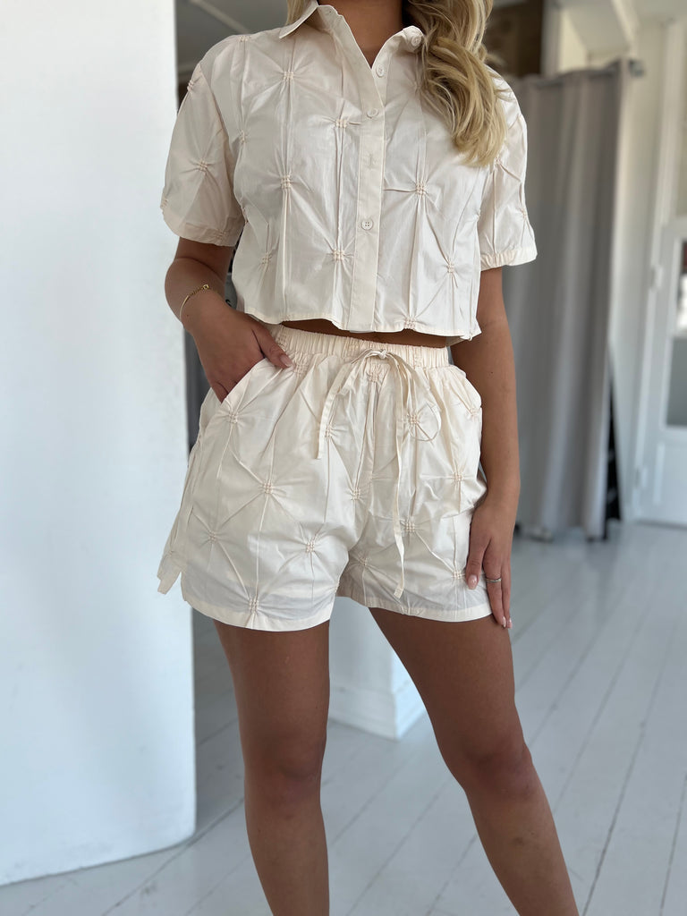 Aaberg Exclusive beige shorts fra webshoppen Aaberg Copenhagen