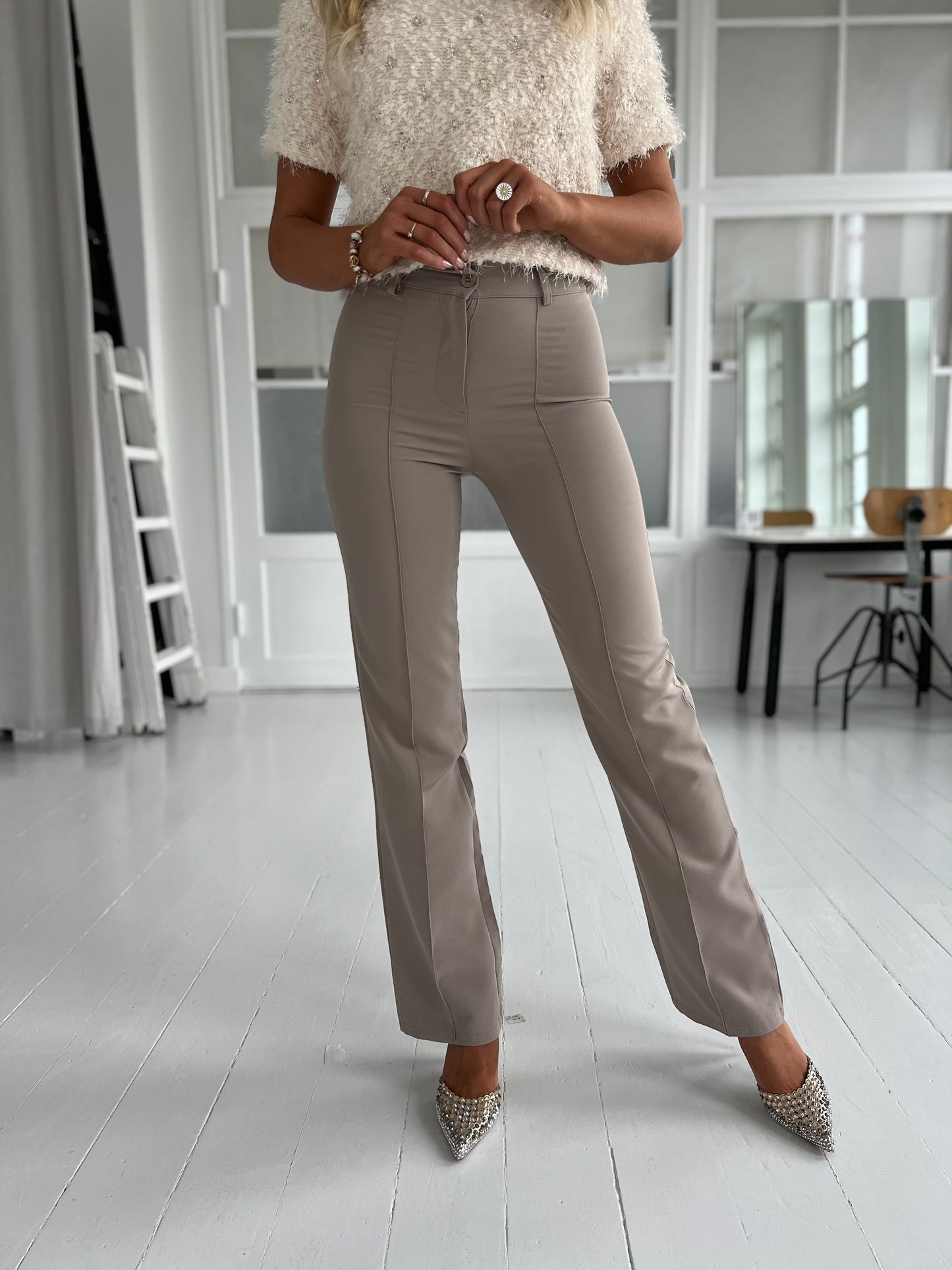 Eight paris Taupe pants (301) Set forfra stylet med elegant sko - Fra webshoppen Aaberg Copenhagen