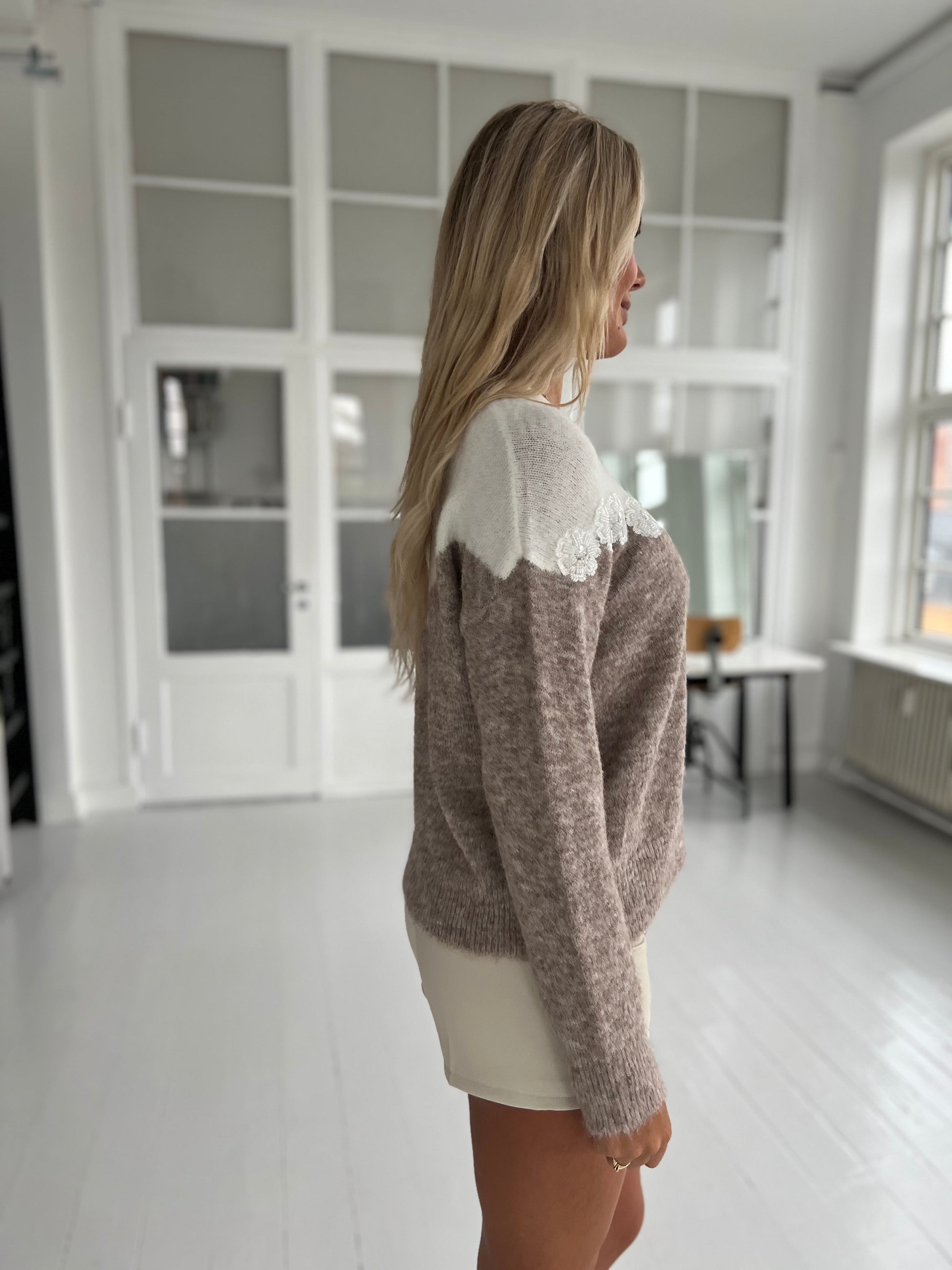 Majolica taupe and white knit (5299). Set fra siden. Aaberg Copenhagen