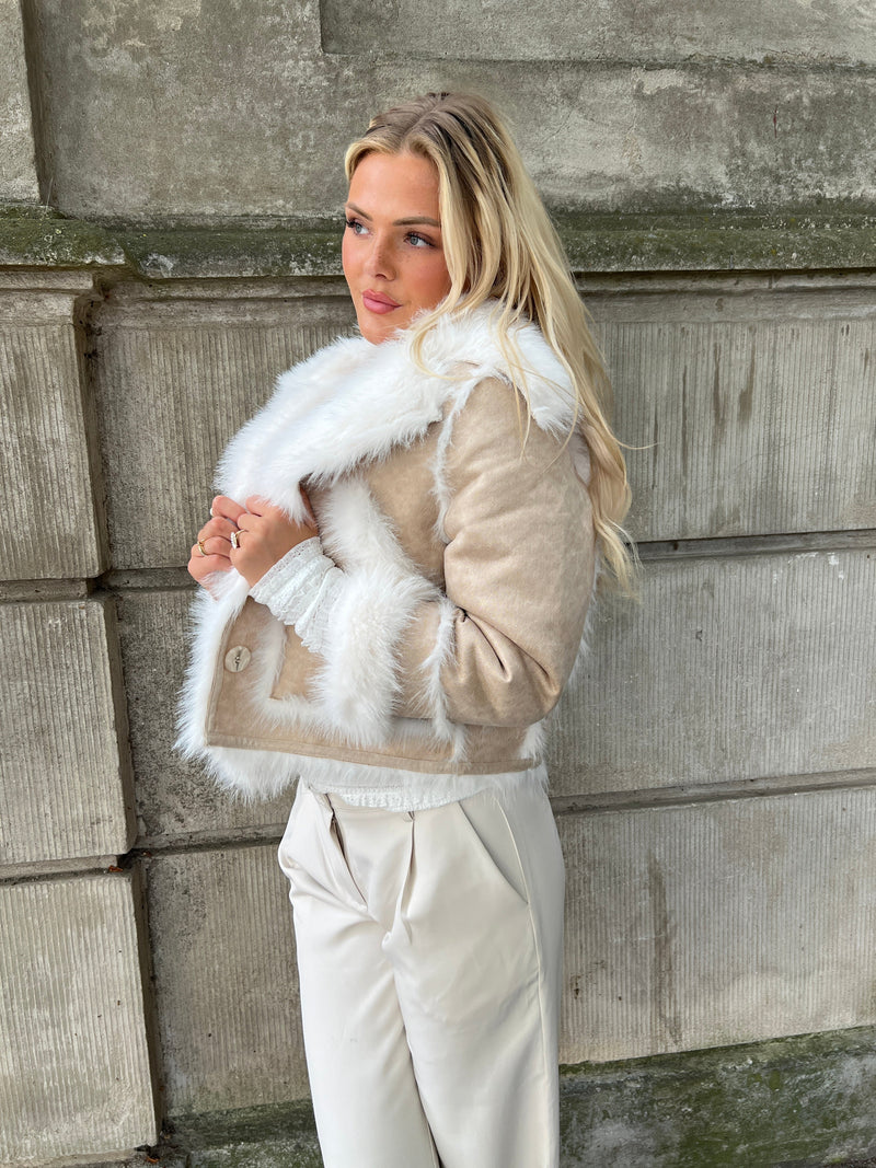 Model i Azaka beige fake fur jacket fra webshoppen Aaberg Copenhagen