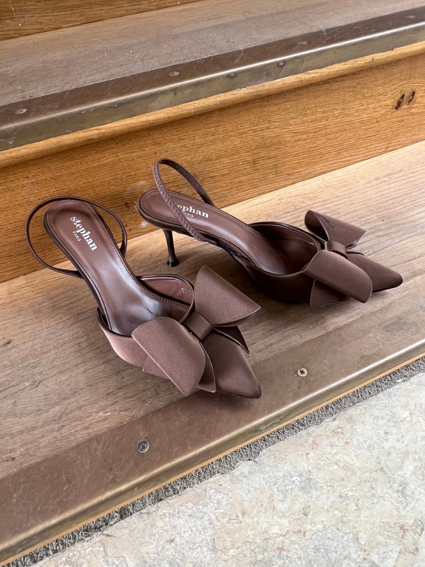 Model i Stephan brown bow heel fra webshoppen Aaberg Copenhagen