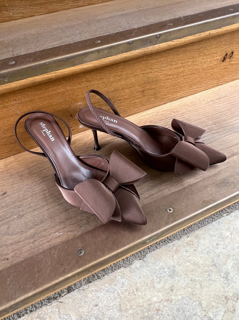 Model i Stephan brown bow heel fra webshoppen Aaberg Copenhagen