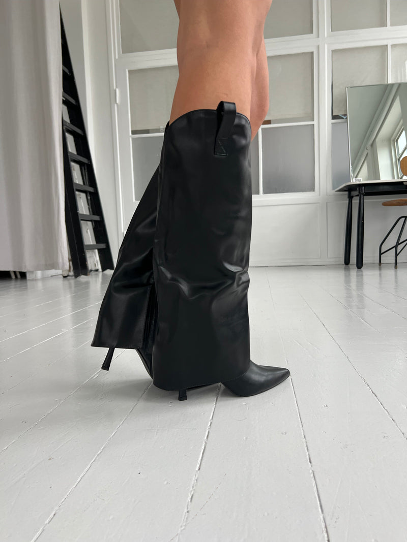 High heeled black boot with cuffs