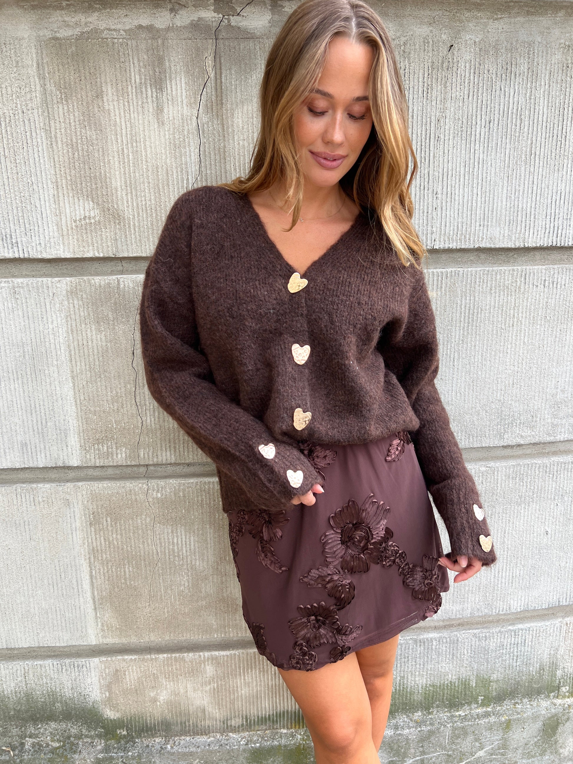 Model i Azaka dark brown cardigan fra webshoppen Aaberg Copenhagen