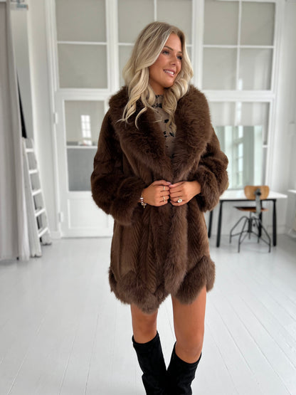 Azaka choko faux fur (9240) - Set forfra, viser pels detaljer - Fra webshoppen Aaberg Copenhagen