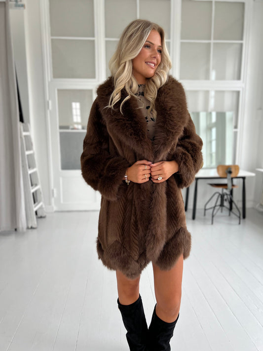 Azaka choko faux fur (9240) - Set forfra, viser pels detaljer - Fra webshoppen Aaberg Copenhagen