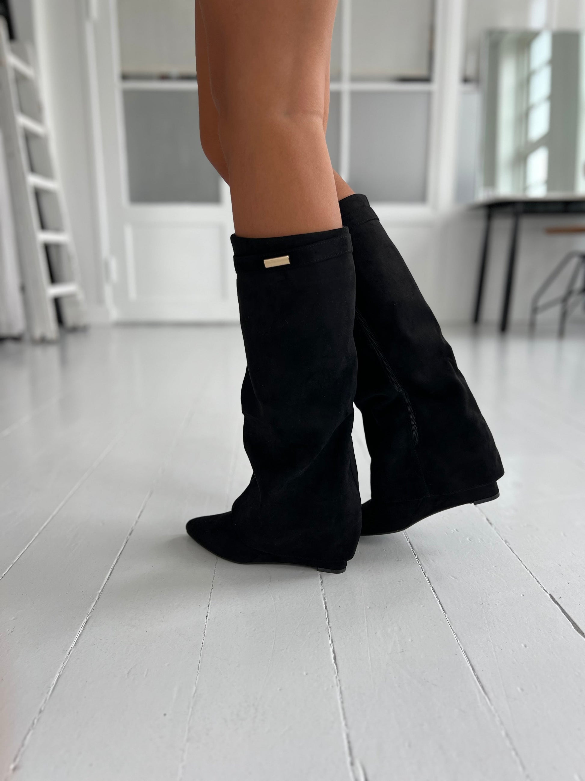 Ideal Black heel boot (9623) - Fremviser gulddetalje på skaftet - fra webshoppen Aaberg Copenhagen