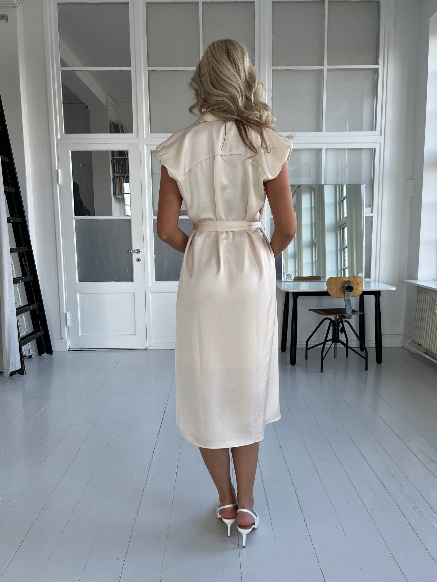 Elli White beige satin dress