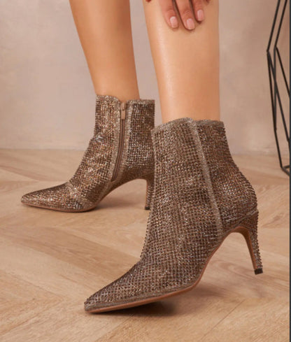 Model i Marquiz brown rhinestone heel fra webshoppen Aaberg Copenhagen