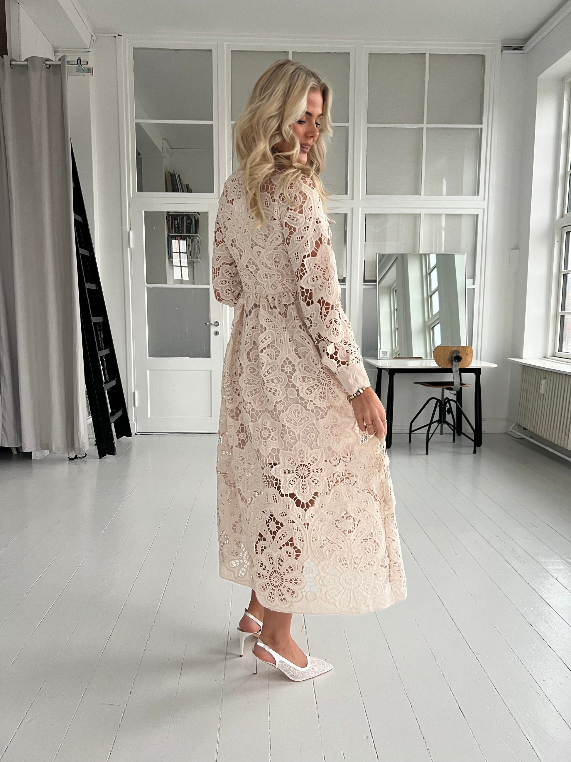 Flam beige lace dress (8579) fra webshoppen Aaberg Copenhagen