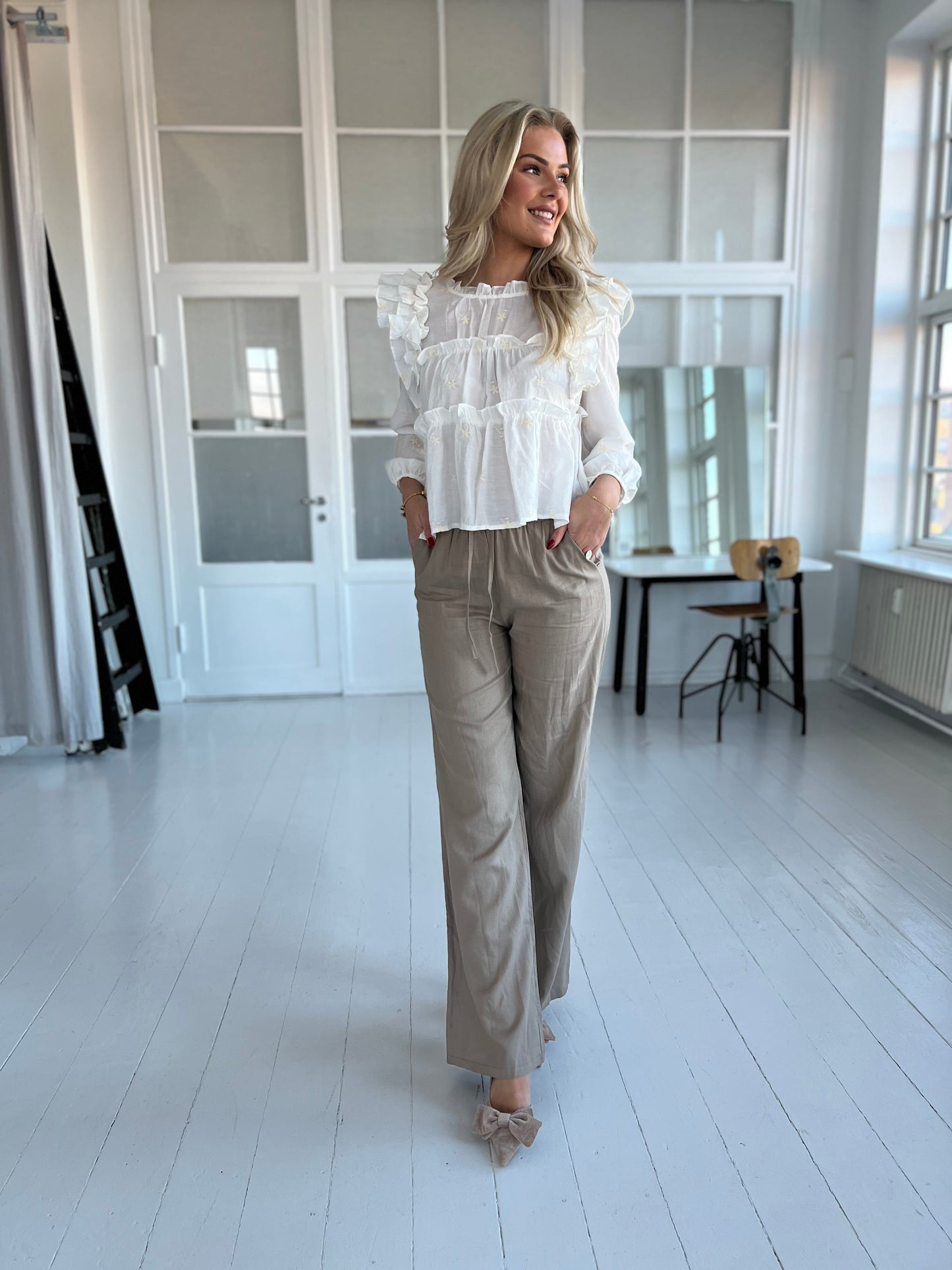 Eight Luxe taupe linen pants