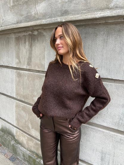 Model i Azaka Dark Brown knit fra webshoppen Aaberg Copenhagen