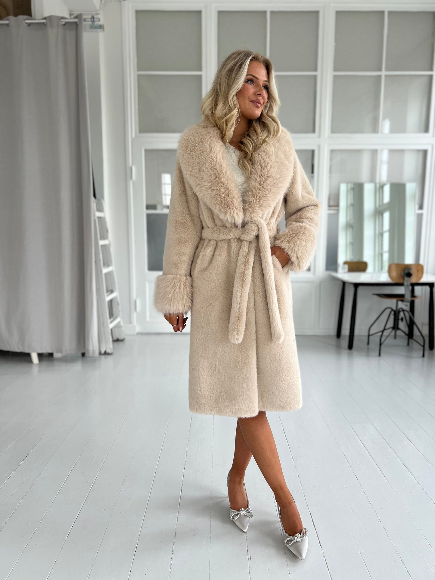 Azaka beige faux fur (5573) - Set forfra, viser bindebånd - Fra webshoppen Aaberg Copenhagen