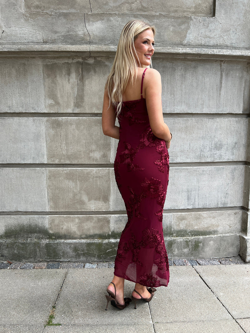 Model i Moocci wine red dress fra webshoppen Aaberg Copenhagen