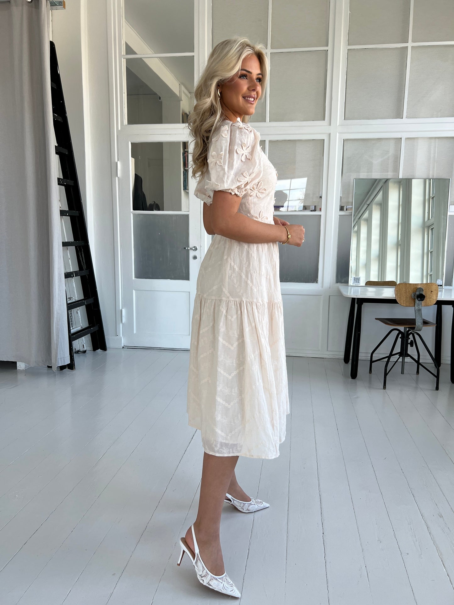Elli White beige flower dress