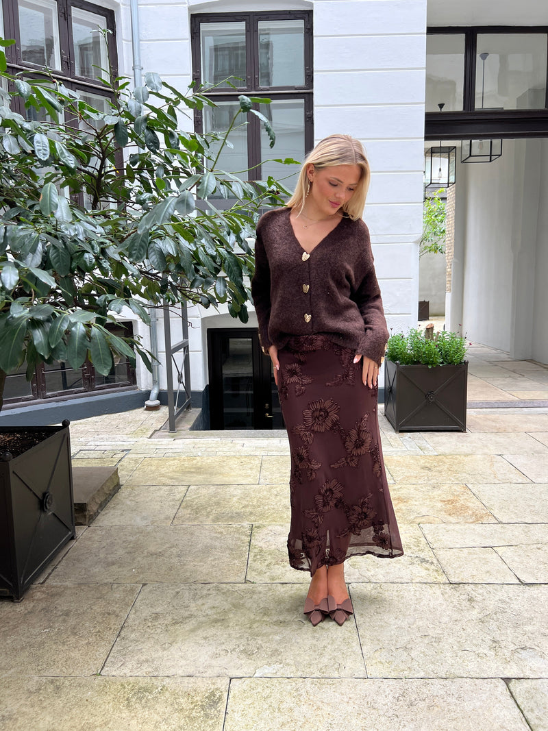 Model i Flam brown flower skirt fra webshoppen Aaberg Copenhagen