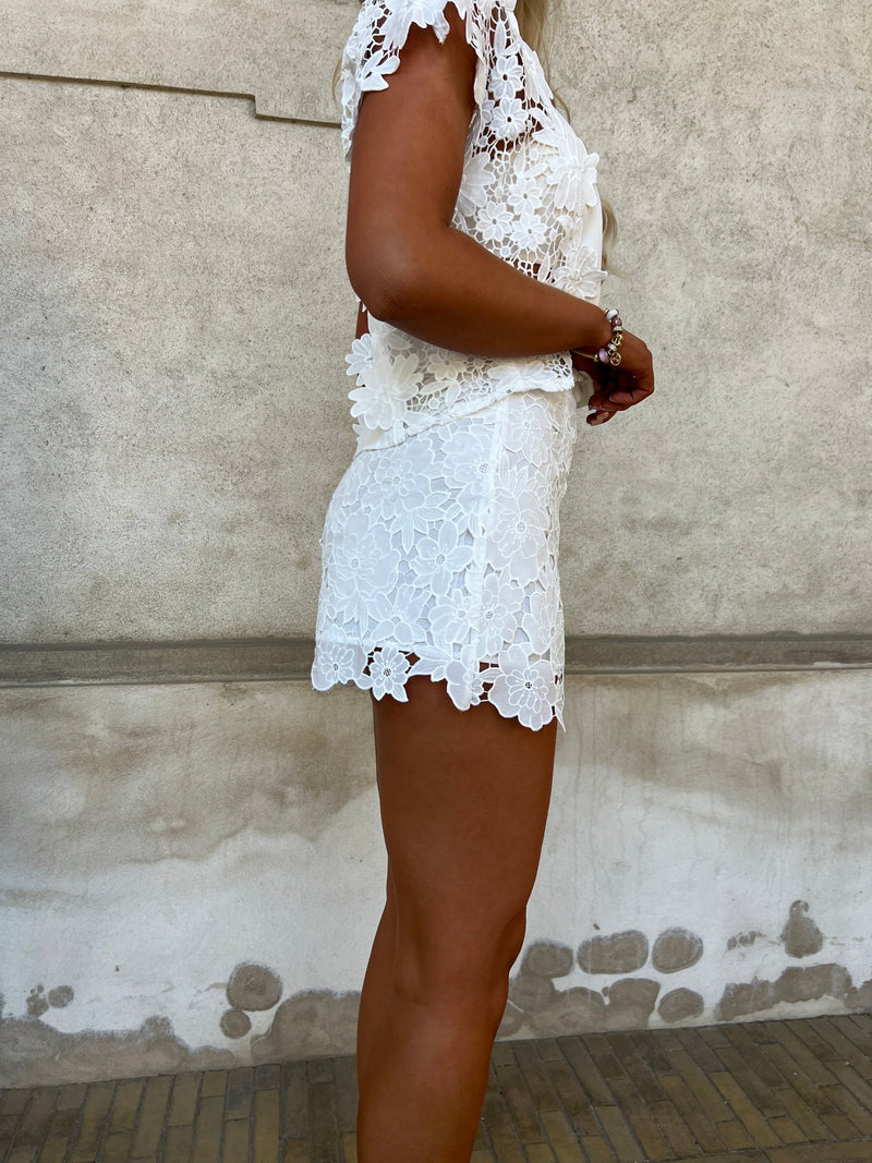 Elli White lace flower shorts