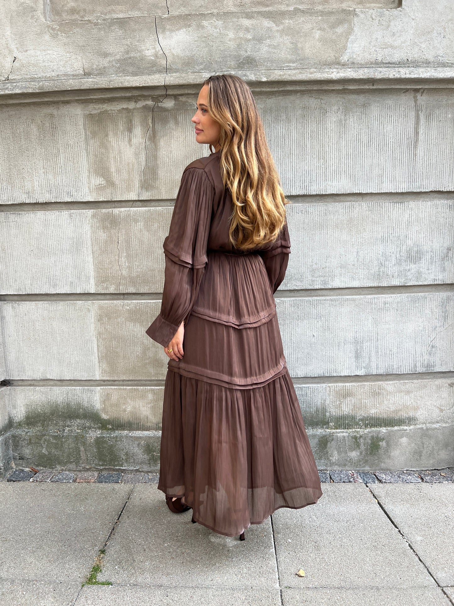 Model i Flam choko satin dress fra webshoppen Aaberg Copenhagen