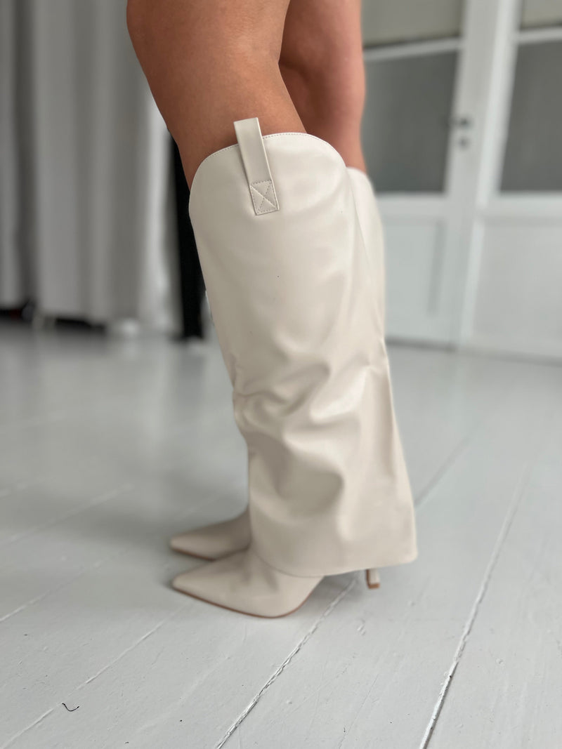 High heeled beige boot with cuffs