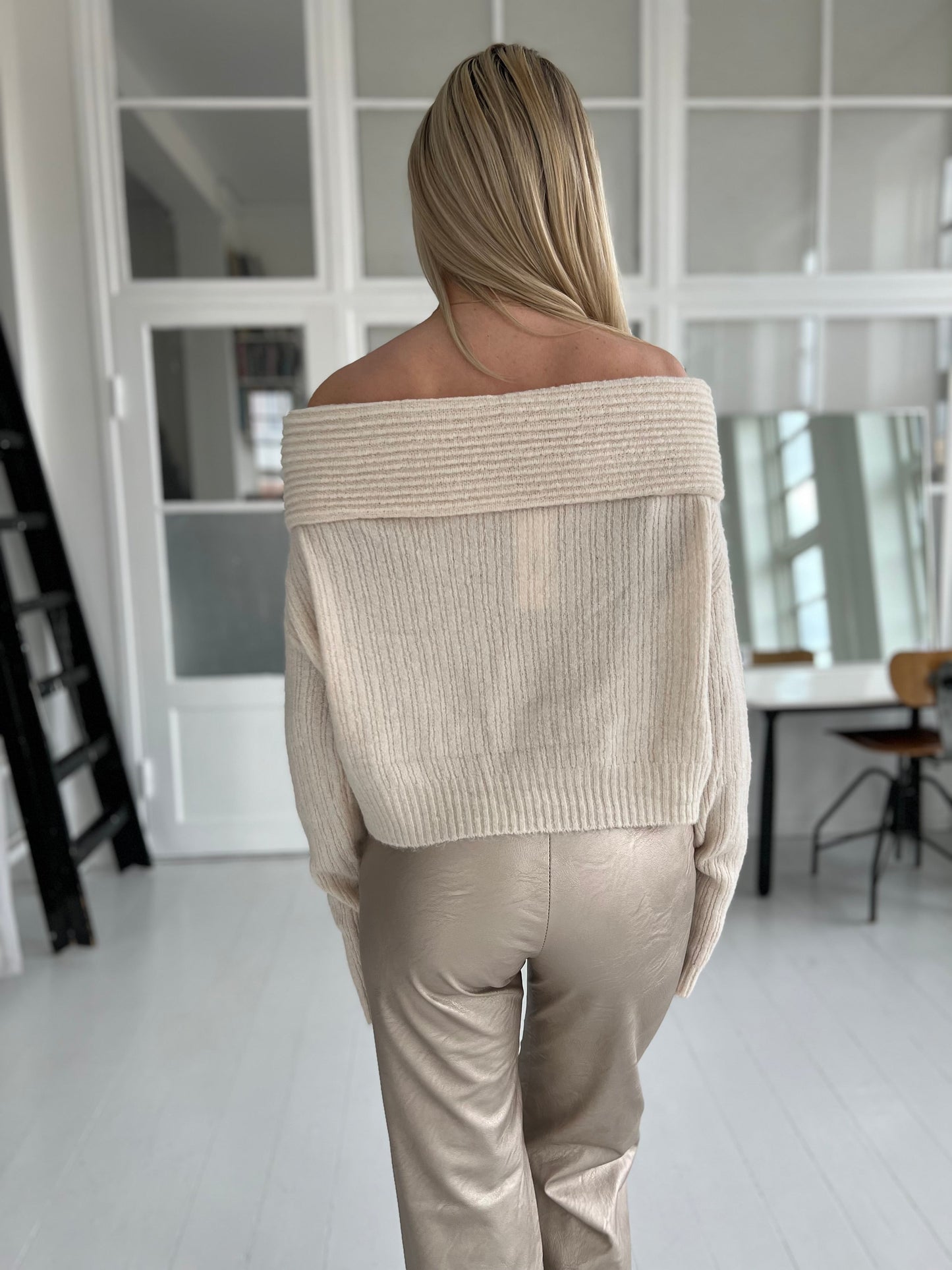 Lucce beige off shoulder knit (5017) fra webshoppen Aaberg Copenhagen