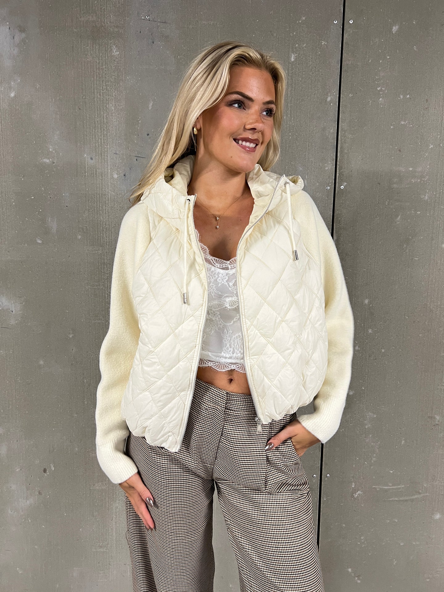 Azaka white cardigan jacket fra webshoppen - Aaberg Copenhagen