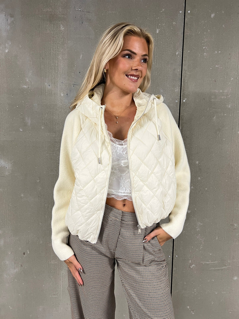 Azaka white cardigan jacket fra webshoppen - Aaberg Copenhagen