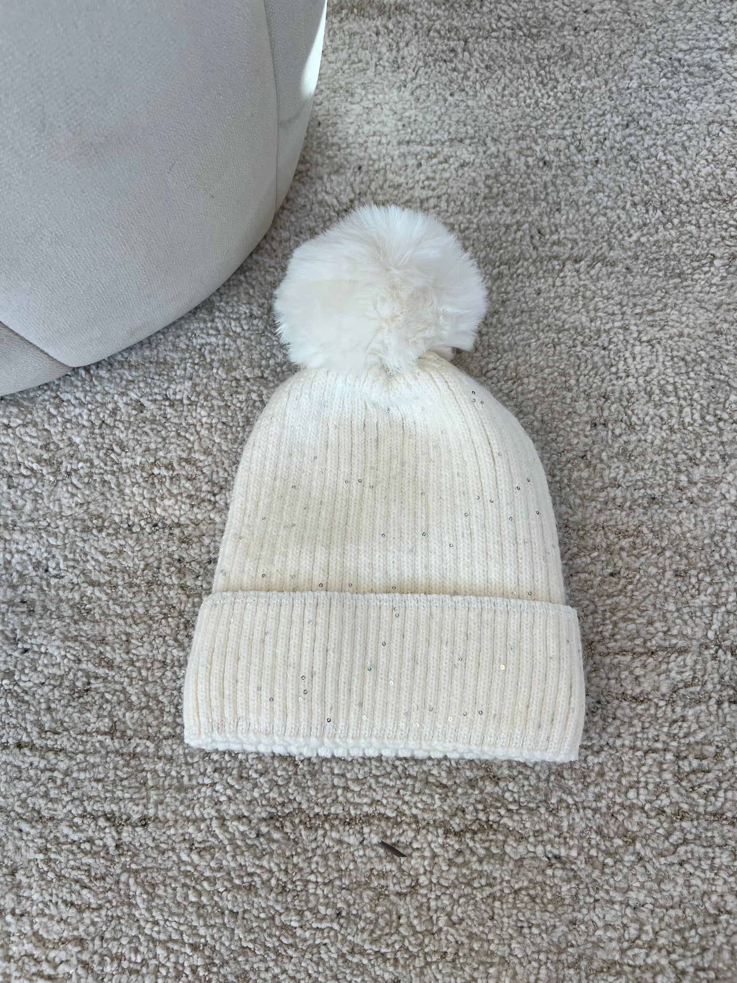 Off white pompom hat (7106) fra webshoppen Aaberg Copenhagen