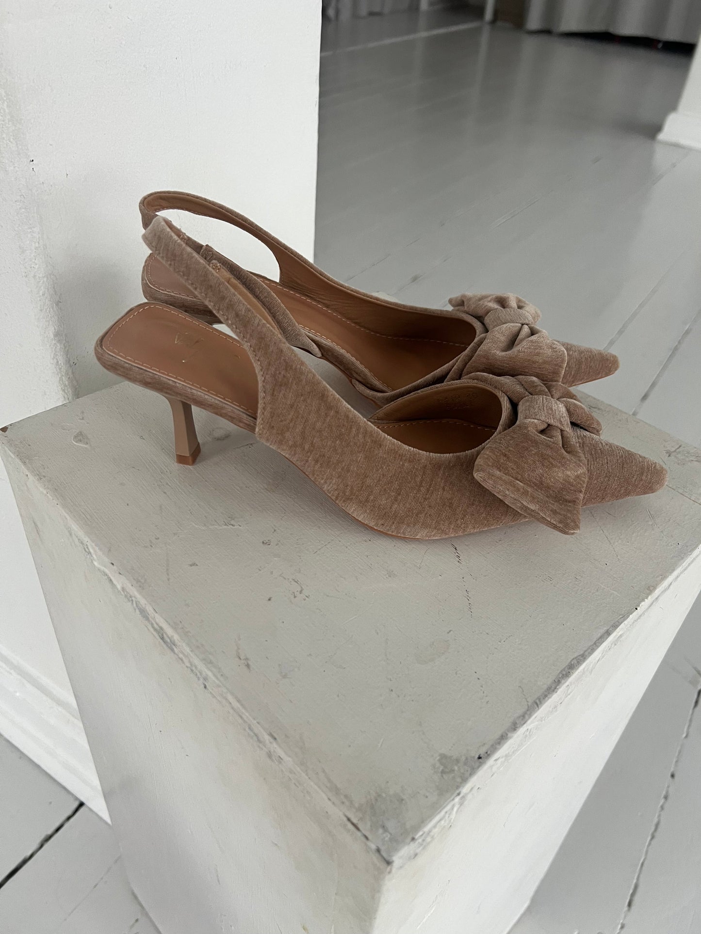 Gowin taupe bow heel (419)