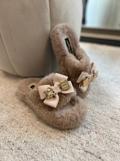 Bottine taupe slipper (9083) - Fokus på sløjfe detalje - Fra webshoppen Aaberg Copenhagen