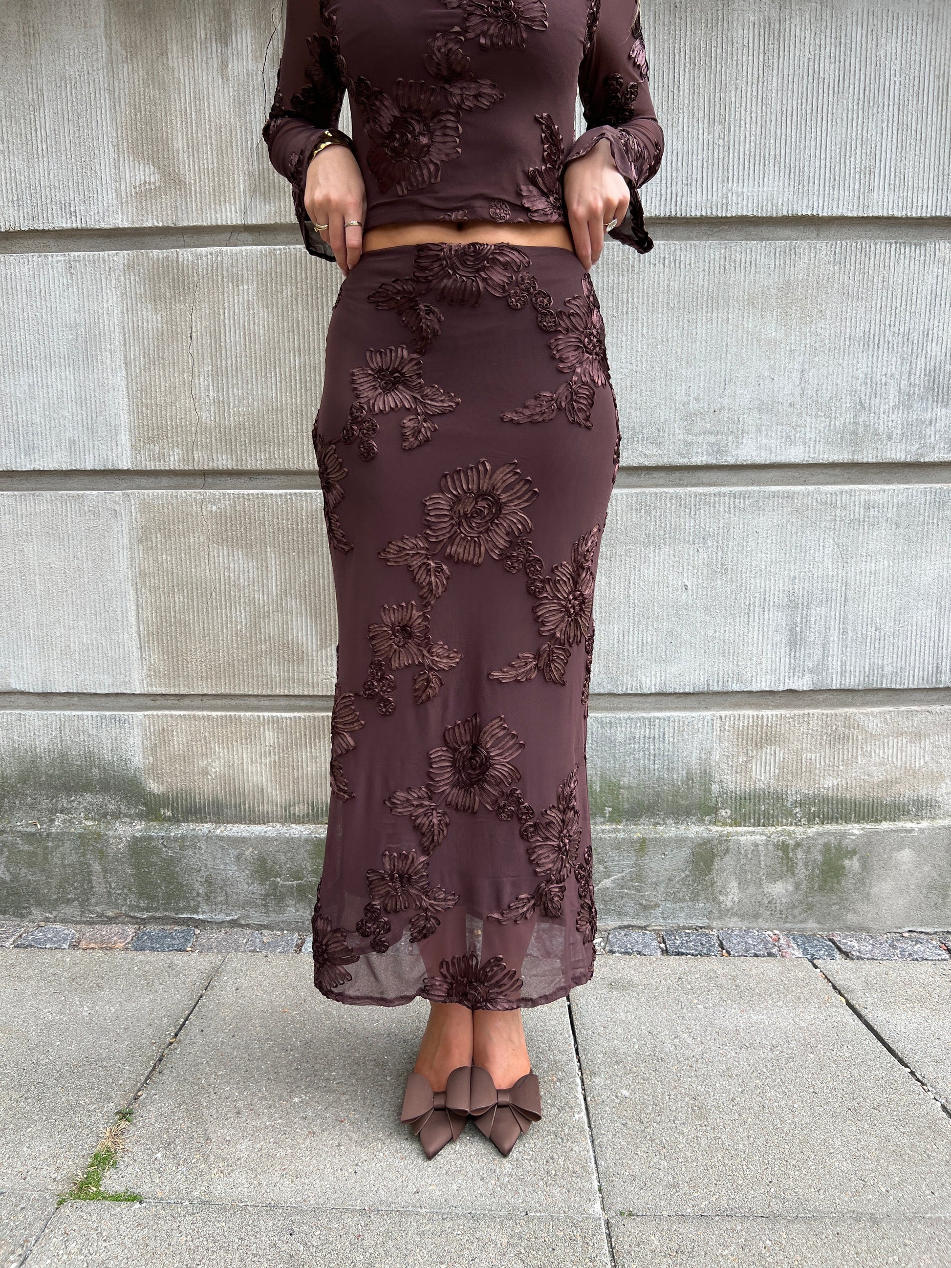 Model i Flam brown flower skirt fra webshoppen Aaberg Copenhagen