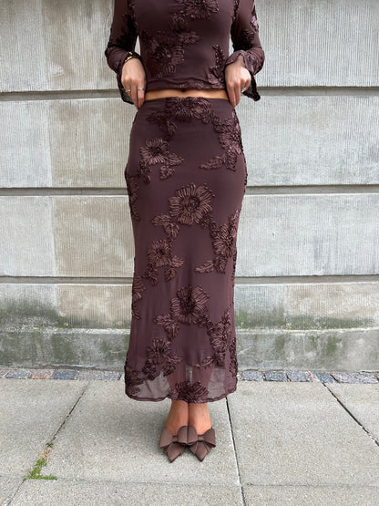 Model i Flam brown flower skirt fra webshoppen Aaberg Copenhagen