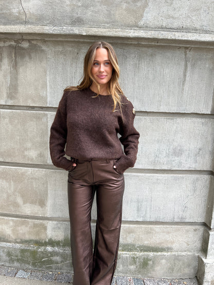 Model i Azaka Dark Brown knit fra webshoppen Aaberg Copenhagen