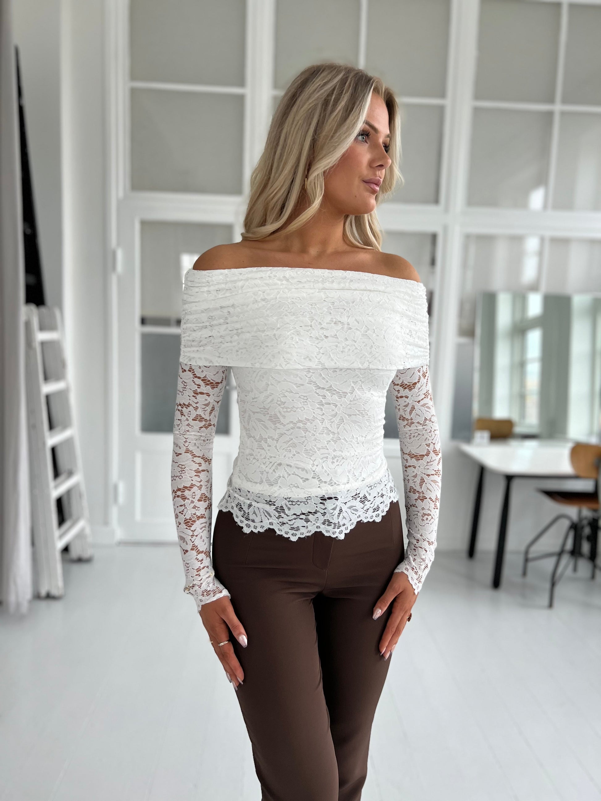 Eight Paris lace blouse (608) - viser feminint lace design forfra - Fra webshoppen Aaberg Copenhagen