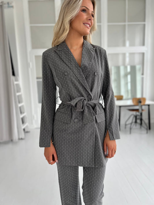 Eight Paris grey rhinestone blazer (9405) , set forfra, viser feminin silhuet - fra webshoppen Aaberg Copenhagen