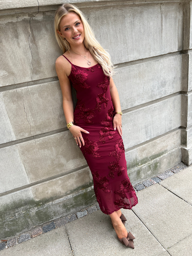 Model i Moocci wine red dress fra webshoppen Aaberg Copenhagen