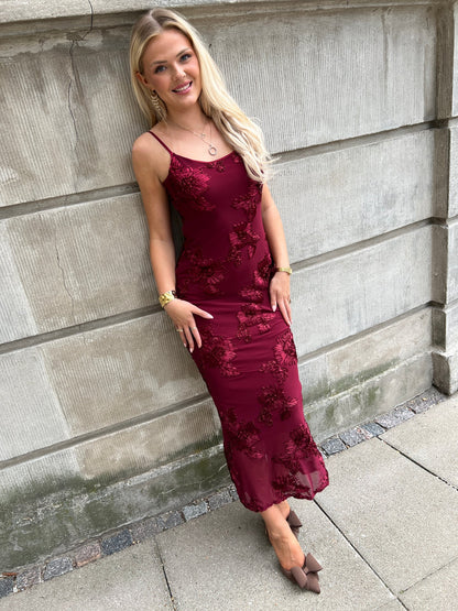 Model i Moocci wine red dress fra webshoppen Aaberg Copenhagen