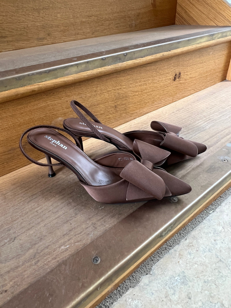 Model i Stephan brown bow heel fra webshoppen Aaberg Copenhagen