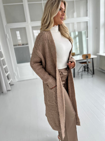 Azaka long knit cardigan (8923) - viser lomme detaljer - Fra webshoppen Aaberg Copenhagen 