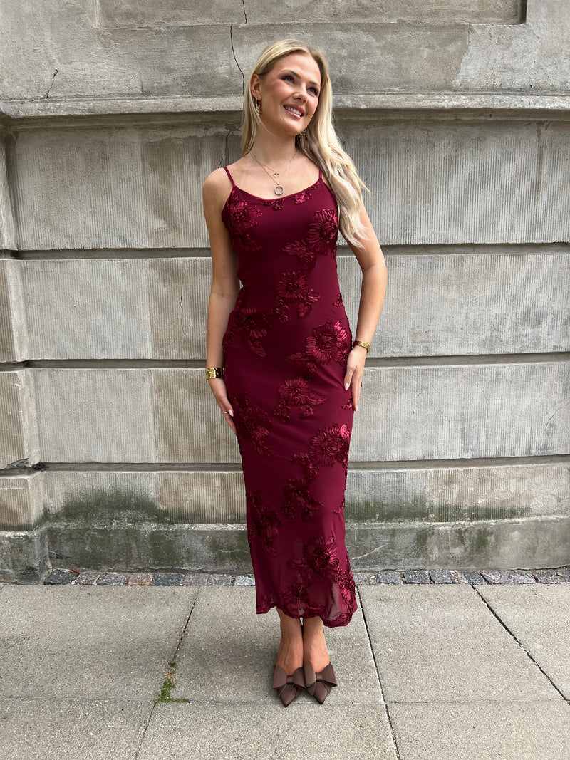 Model i Moocci wine red dress fra webshoppen Aaberg Copenhagen
